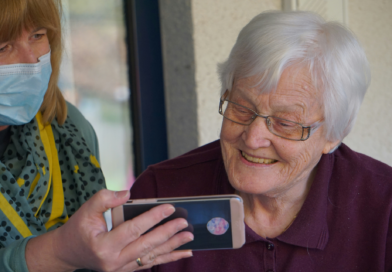 Technologische Wächter: Ein umfassender Leitfaden zu Notfallknöpfen für Senioren